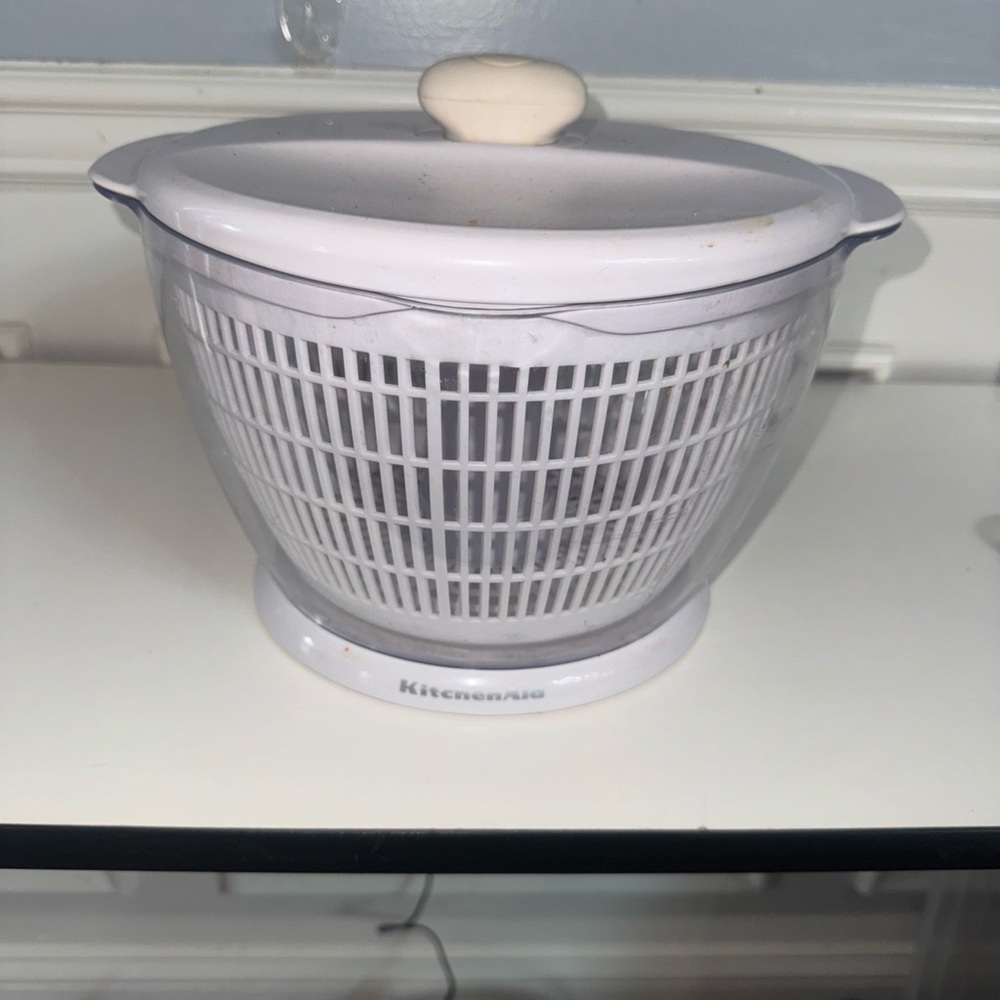 KitchenAid White Salad Spinner with Cream Knob
